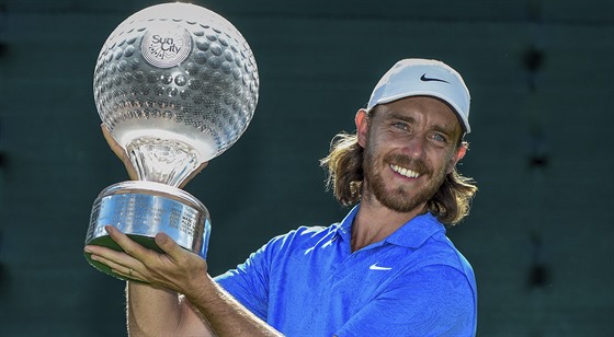 Anglický golfista Tommy Fleetwood s trofejí pro vítze turnaje v Sun City.