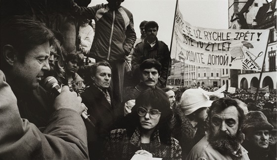 Snímek Vladislava Galgonka zachycující olomoucký protest proti reimu 28. ledna 1990 na tehdejím námstí Míru (dnes Horní námstí).