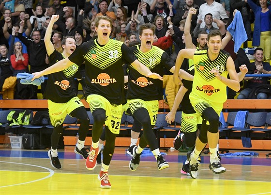 Basketbalisté Ústí slaví výhru nad Dínem. Zleva Martin David, Luká Baant,...