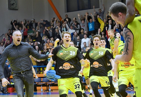 Ústí slaví výhru nad D��ínem, vlevo �éf klubu Tomá� Hrubý, vpravo hrdina...