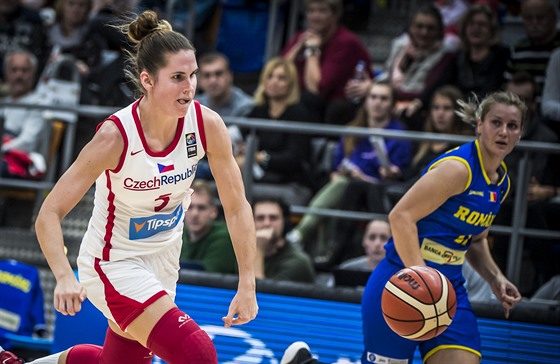 Česká basketbalistka Romana Hejdová útočí proti Rumunsku.