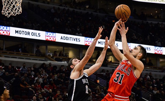 Tomá Satoranský (vpravo) z Chicaga u míe, brání ho Joe Harris z Brooklynu.