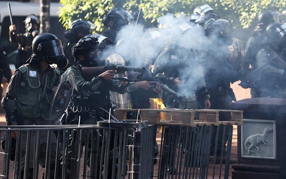 Policie v Hongkongu bránila studentm slzným plynem v oputní univerzity. (18....