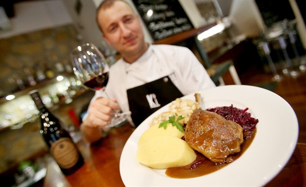 Martin Horníek z brnnské restaurace Konfit pedstavuje svou husí specialitu...