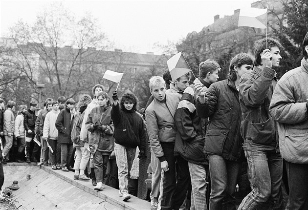 Studenti pardubického gymnázia pili 21. listopadu 1989 podpoit studenty...