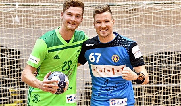 Zatímco Vojtěch Číž (vlevo) hraje za Maloměřice, jeho dvojče Ondřej nosí dres...