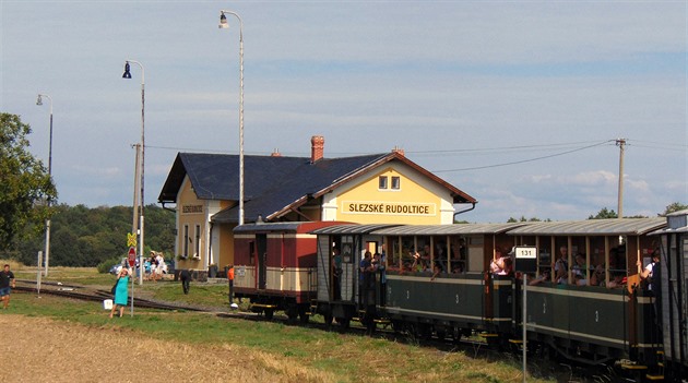 Parní vlak Slezských zemských drah opoutí stanici Slezské Rudoltice