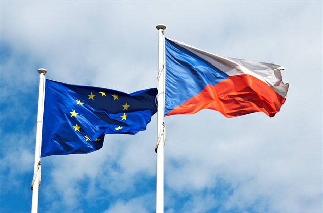 Česko je v EU dvacet let. Členství přineslo vyšší životní úroveň, říká analýza