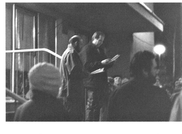 Jií esták (vpravo) te s Josefem Prdkem 20. listopadu 1989 u zadního vchodu...