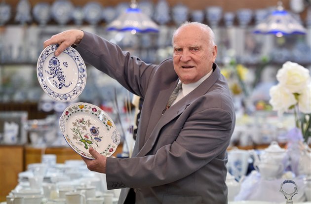 V ele dubské porcelánky Vladimír Feix stojí od roku 1970 a v roce 1991se stal...