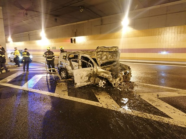 Poár auta v tunelovém komplexu Blanka. (14.11.2019)