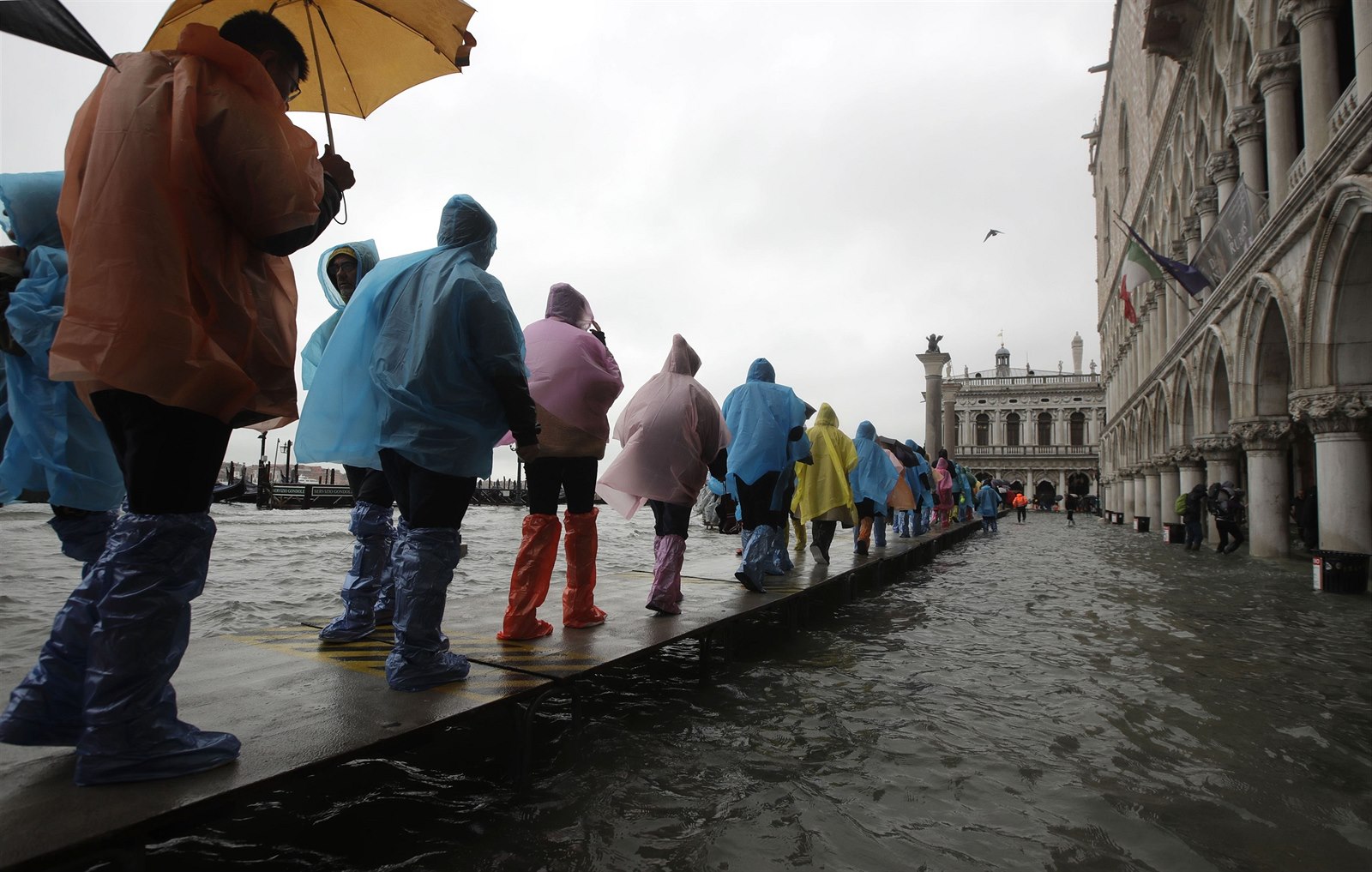 Déšť zaplavil historické centrum Benátek, hoteloví turisté fasují holínky -  iDNES.cz