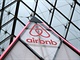 Logo společnosti Airbnb ve skleněné pyramidě v Louvru