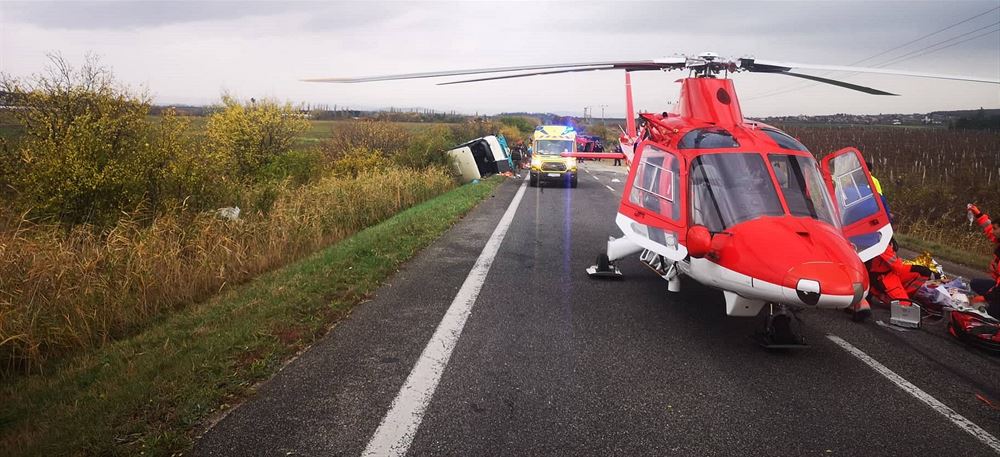 U Nitry na jihu Slovensku se srazil kamion s autobusem, nejmén 13 lidí nehodu...