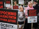 Kyjev. Demonstrace proti povinnosti okovat áky základních kol a dti v...