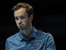 Daniil Medveděv gestikuluje v utkání s Rafaelem Nadalem na Turnaji mistrů.