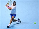 Rafael Nadal nahání míček v utkání s Daniieml Medveděvem na Turnaji mistrů.