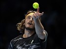 Stefanos Tsitsipas podává v utkání proti Alexandru Zverevovi.