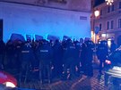 Policie zasahuje proti fotbalovým fanoukm ped utkáním R - Kosovo.