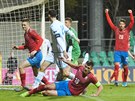 eský reprezentant do 21 let Ladislav Krejí (vlevo) dává gól San Marinu....
