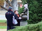 Františkolázeňská socha Františka zahalená do zimních oblečků
