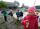 Dti z pedkolní tídy Základní koly Skalná mají novou ekozahradu.