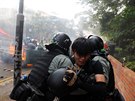 Protestující je zadren poádkovou policií v ulicích Hongkongu. (18. listopadu...