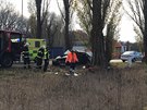 Auto narazilo na Nymbursku do stromu, pro idie letl vrtulnk (16. listopadu...