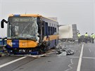Při nehodě autobusu, dodávky s návěsem a osobního auta se u Břeclavi zranilo...