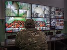 Člen Syrských demokratických sil (SDF) kontroluje na monitorech členy...