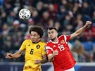 Belgian Axel Witsel (vlevo) v hlavikovém souboji s ruským útoníkem Nikolajem...