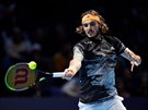 ek Stefanos Tsitsipas odehrává balon bhem finále Turnaje mistr.