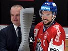 Kapitán českých hokejistů Jan Kovář přebírá cenu pro vítěze Karjala Cupu.