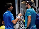 Novak Djokovi si po zápase na Turnaji mistr podává ruku s poraeným Matteem...