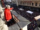 Operní pvkyn Dagmar Pecková pi zpvu státní hymny z balkonu paláce Metro na...