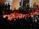 Lidé stále zapalují svíky u pomníku 17. listopadu na Národní tíd. (17....