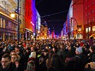 Zcela zaplnná Národní tída v Praze si pipomíná ticetileté výroí od...