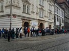 Fronta na pamtn eurobankovky v Plzni