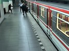 Vandalov� sprejovali na soupravu metra ve stanici metra Nemocnice Motol.