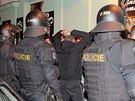 Policie zasahuje v centru Plzn proti fotbalovým fanoukm ped utkáním eska...