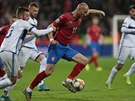 eský útoník Michael Krmeník uniká kosovským obráncm v utkání kvalifikace o...