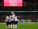 Anglití fotbaloví reprezentanti slaví ve Wembley jeden z gól do sít erné...