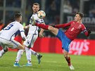eský kapitán Vladimír Darida si zpracovává mí ped kosovským obráncem Fidanem...