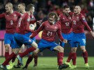 Český záložník Alex Král (uprostřed) slaví se spoluhráči z reprezentace gól v...