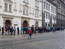 V Plzni zaal 17 listopadu v devt hodin rno prodej pamtnch eurobankovek k...