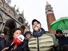 Lídr italské strany Liga Matteo Salvini se pijel podívat na zaplavené Benátky....