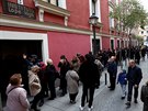 Lidé ekají ve front ped volební místností ve panlském Madridu. (10....