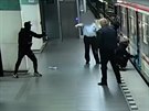 Vandalov� posprejovali soupravu metra, pak ohro�ovali jeho zam�stnance