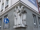 Na budově na rohu Pernerovy ulice a Sukovy třídy je pocta chemickému průmyslu...