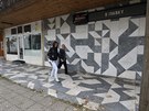 Sýkorova mozaika z roku 1977 na chodníku a stn nákupního centra v Litvínov.